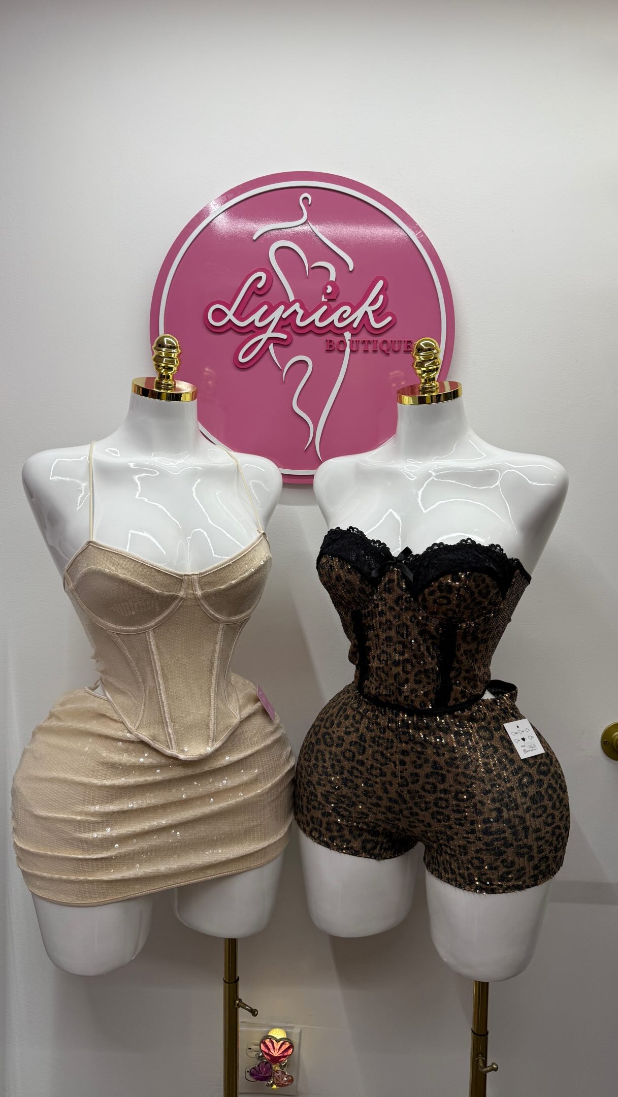 Looks champagne y animal print con brillo en LyricK Boutique