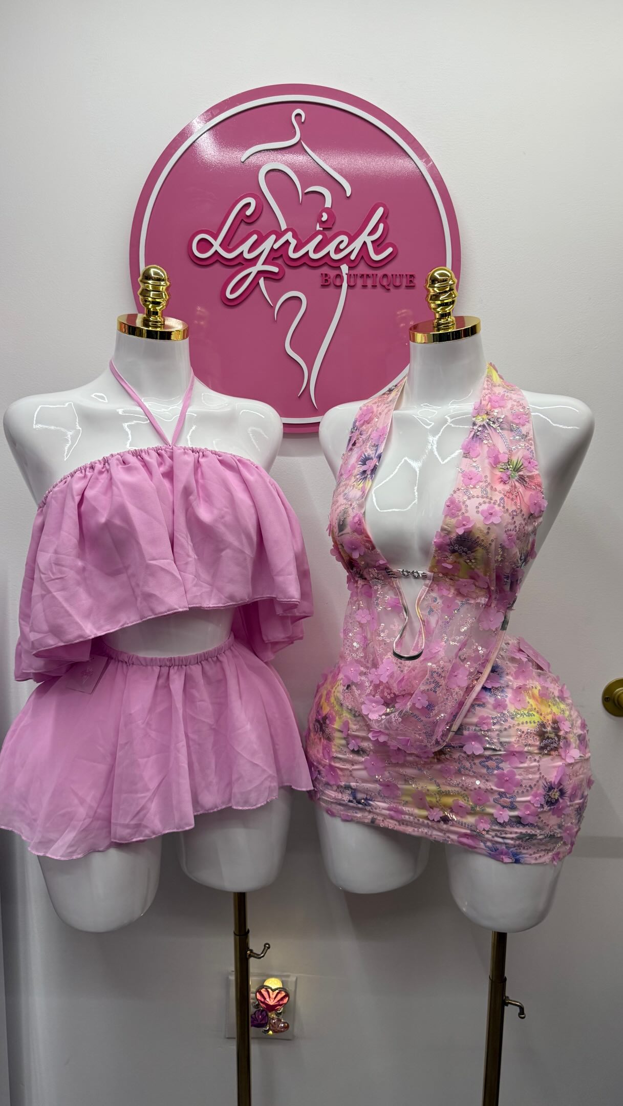 Dos looks rosados, uno floral con aplicaciones, en LyricK Boutique