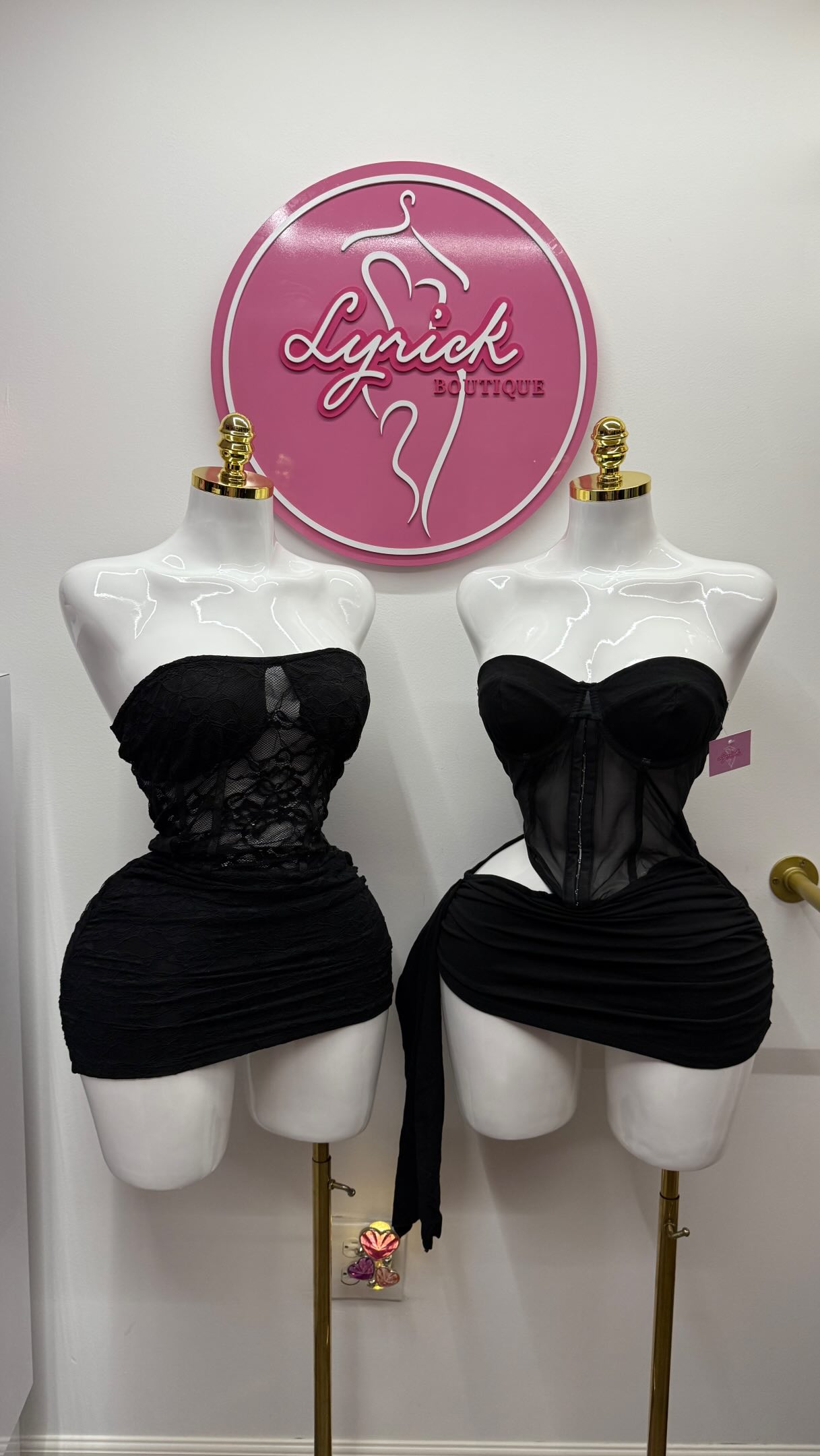 Dos looks negros con encaje y transparencias en maniquíes de LyricK Boutique