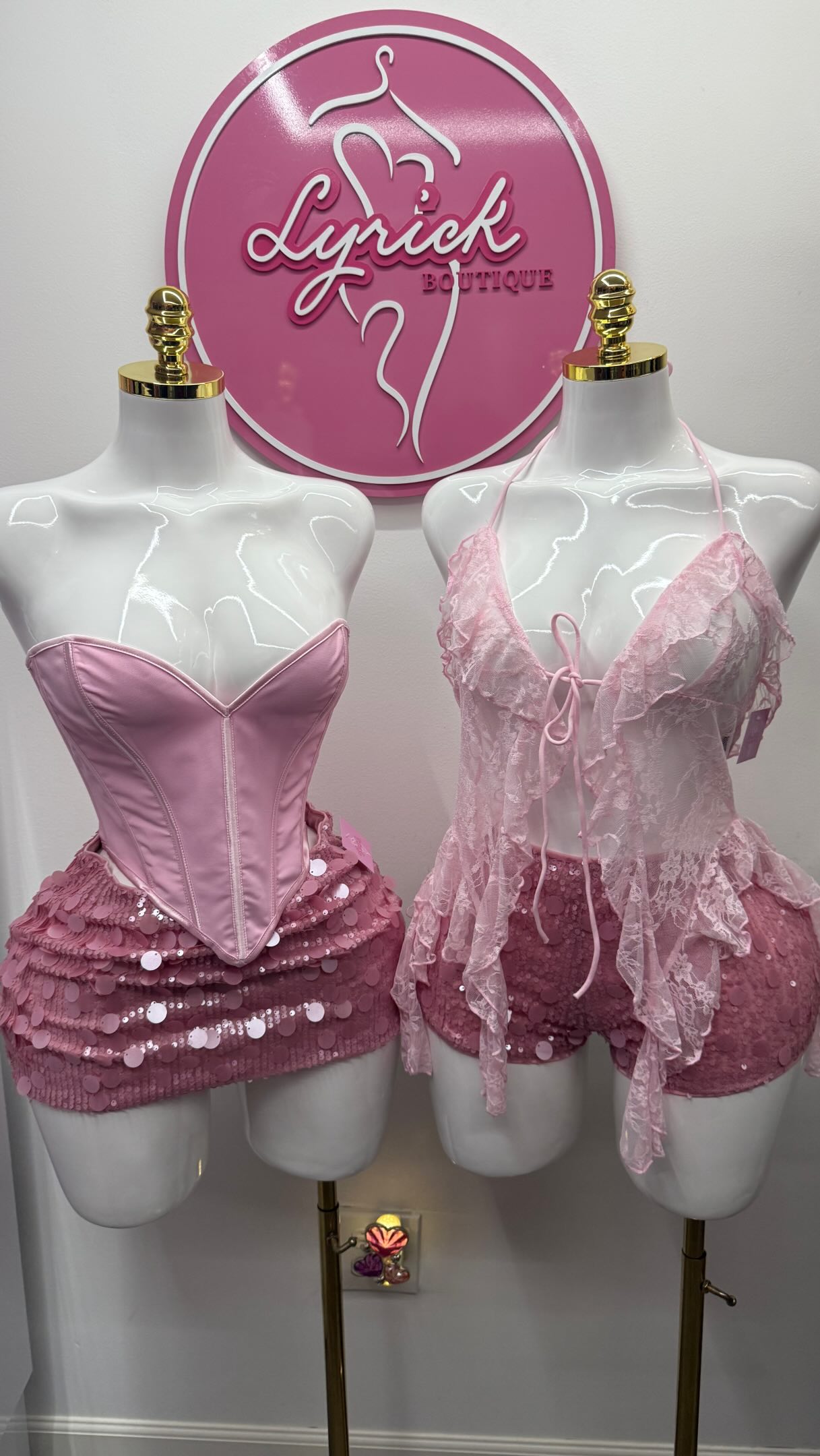 Dos looks rosados con corset, encaje y lentejuelas en LyricK Boutique