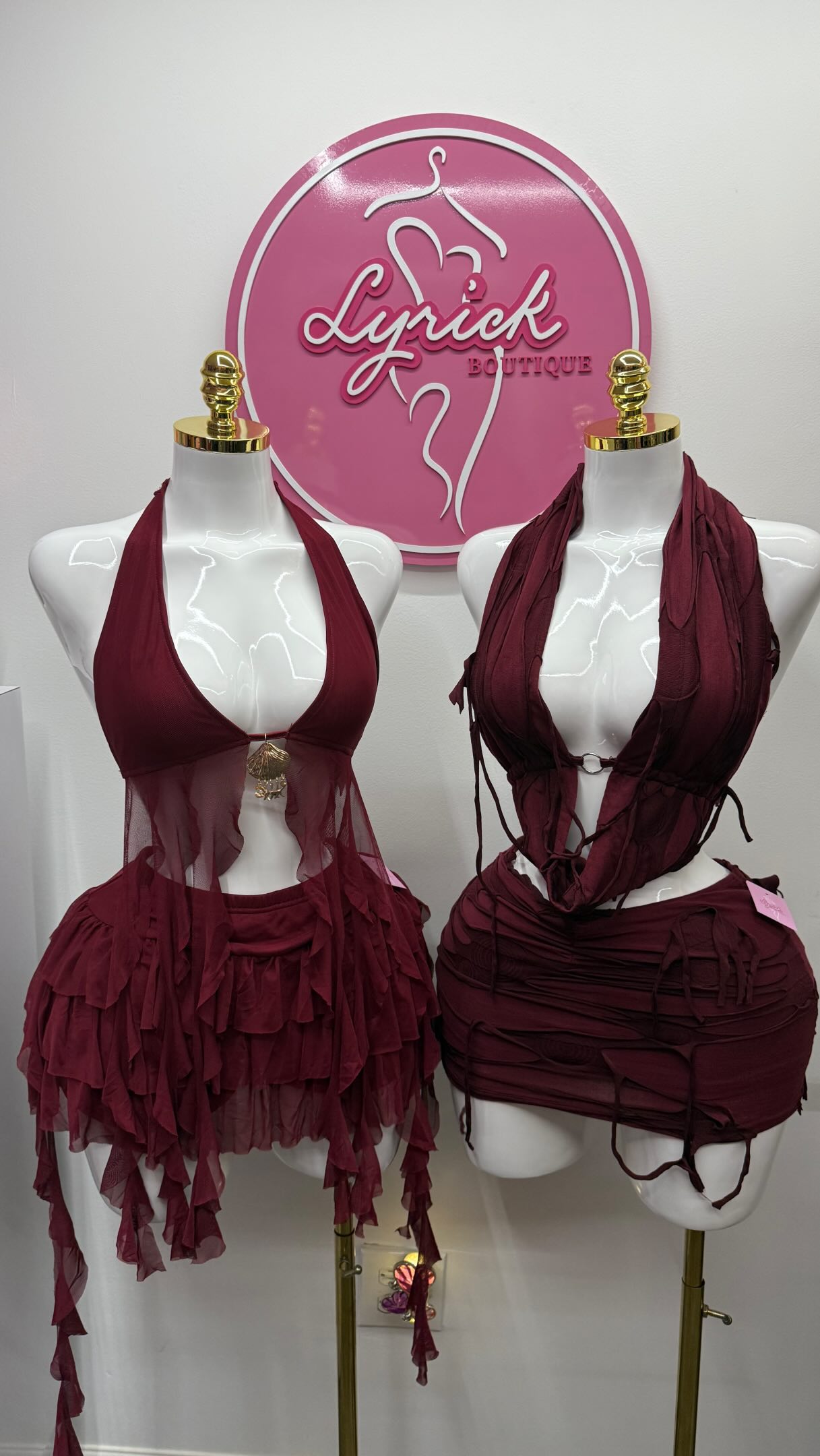 Dos looks color vino en la tienda